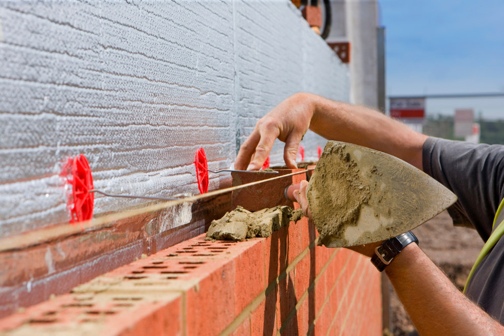 Brick layer using mortar